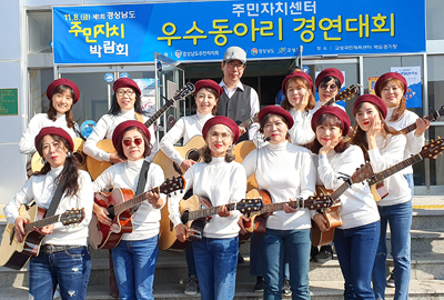 통기타와 따뜻한 마음이 공통점인 사람들