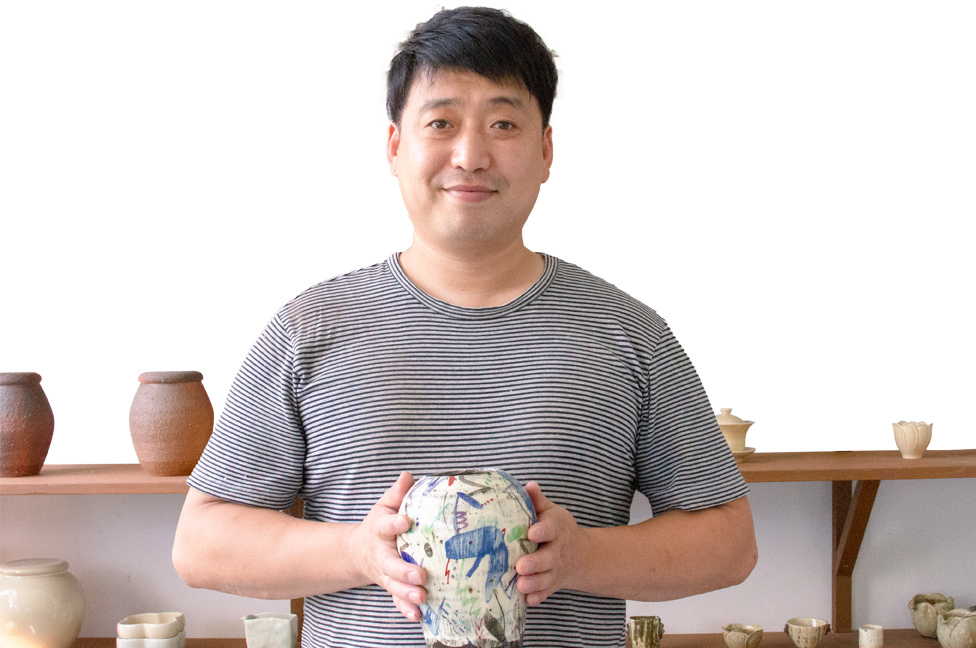 편견은 깨고, 이견은 잠재운 대상작 <채색분청통형다완>